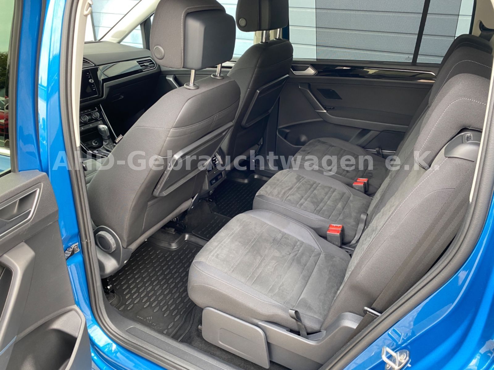 Fahrzeugabbildung Volkswagen Touran 1.5 TSI Highline R-Line LED AHK 7-Sitzer