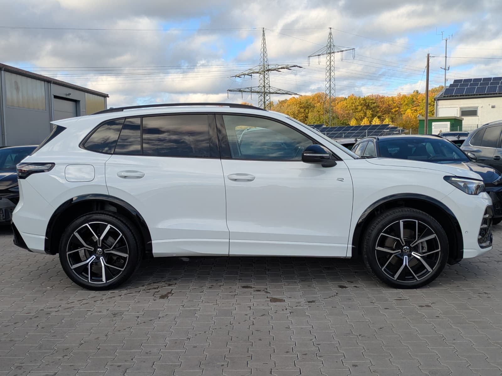 Fahrzeugabbildung Volkswagen Tiguan 2.0 TDI 4M R-Line PANO*H&K*AHK*MATRIX*20"