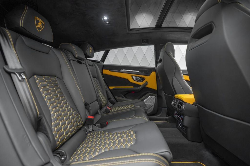 Urus 4.0 V8 S YELLOW/BLACK YELLOW PANO B&O - Bild 17