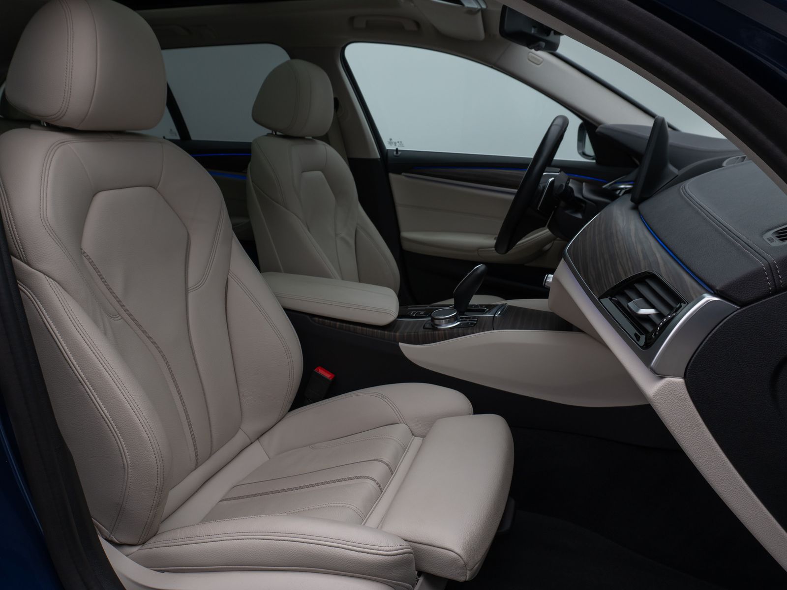 Fahrzeugabbildung BMW 530d Luxury Line Panorama Kamera HUD DAB Sport