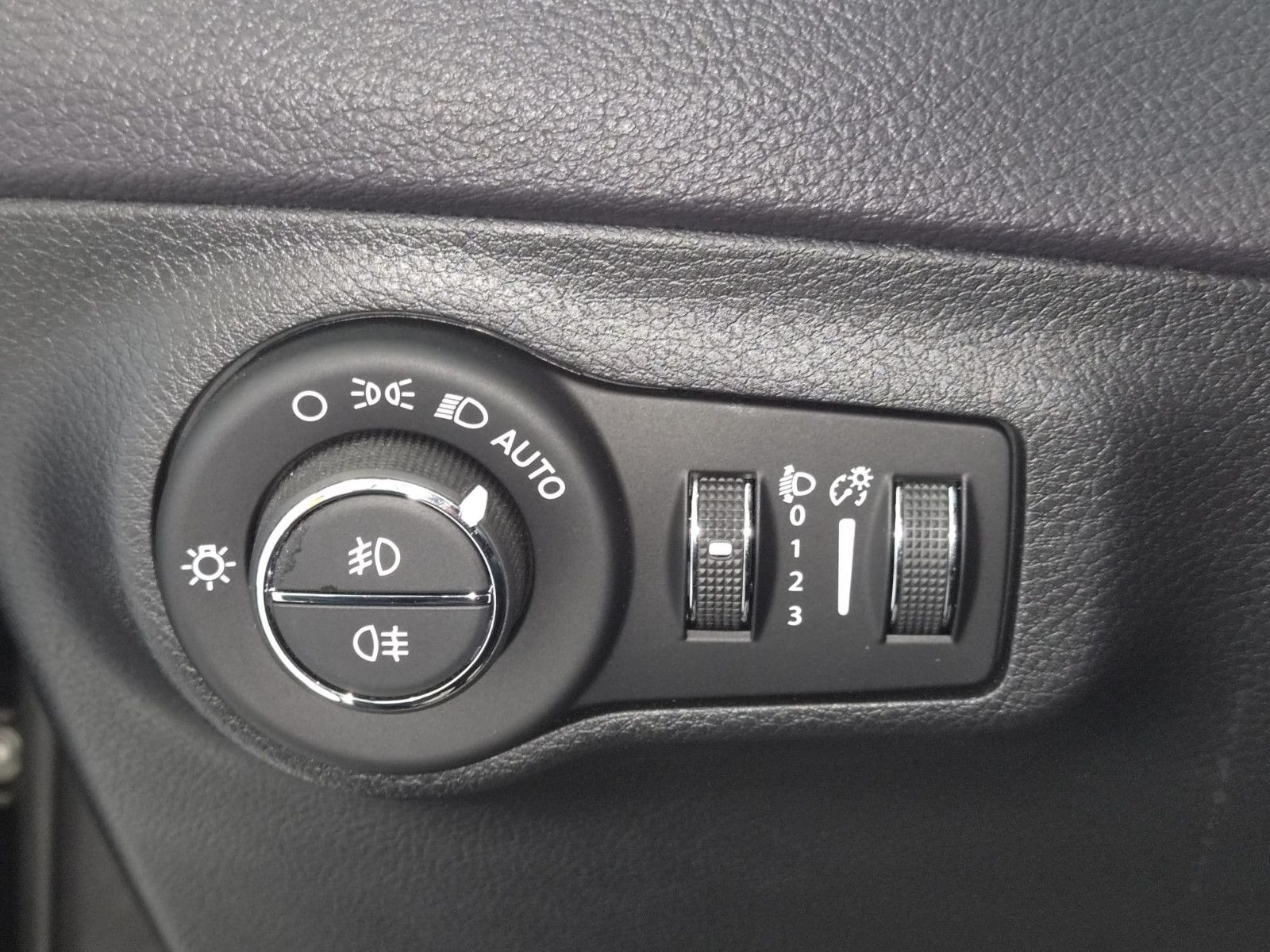 Fahrzeugabbildung Jeep Compass Limited 4WD / LED / NAVI / LEDER