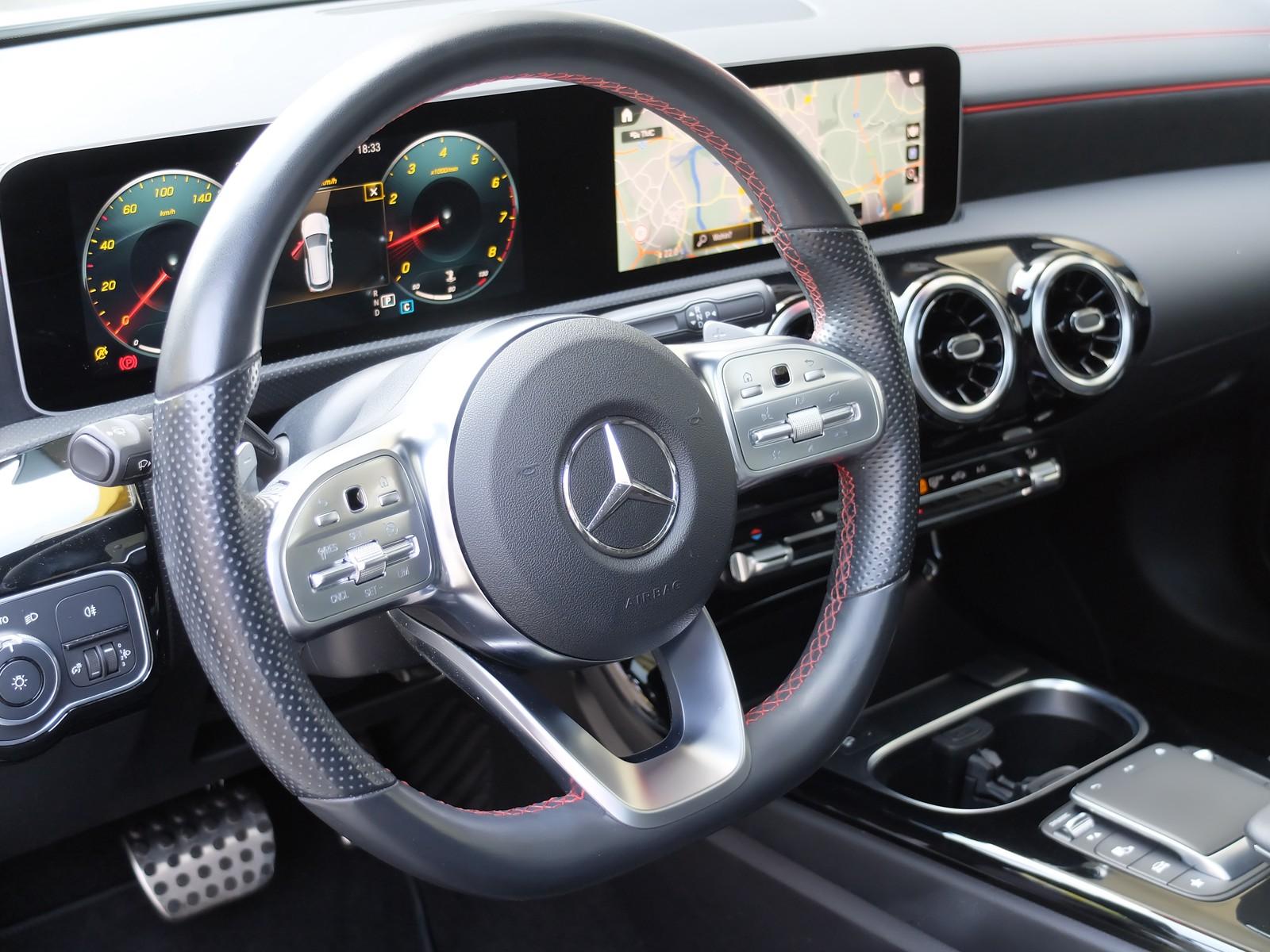 Mercedes-Benz CLA 180 AMG Line Automatik Panorama AHK