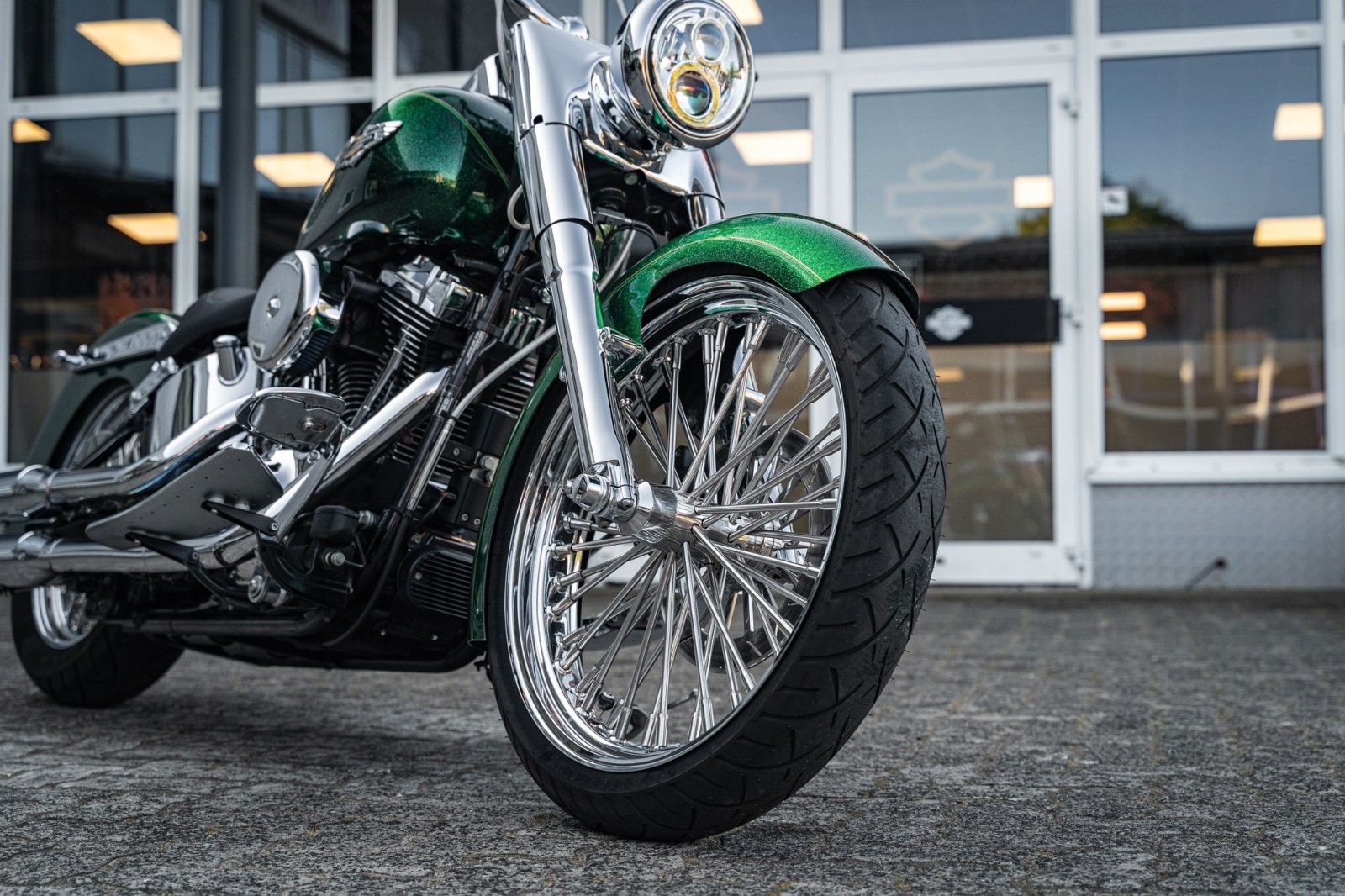 Fahrzeugabbildung Harley-Davidson FLSTN Softail Deluxe 103 - Chicano Candy Green
