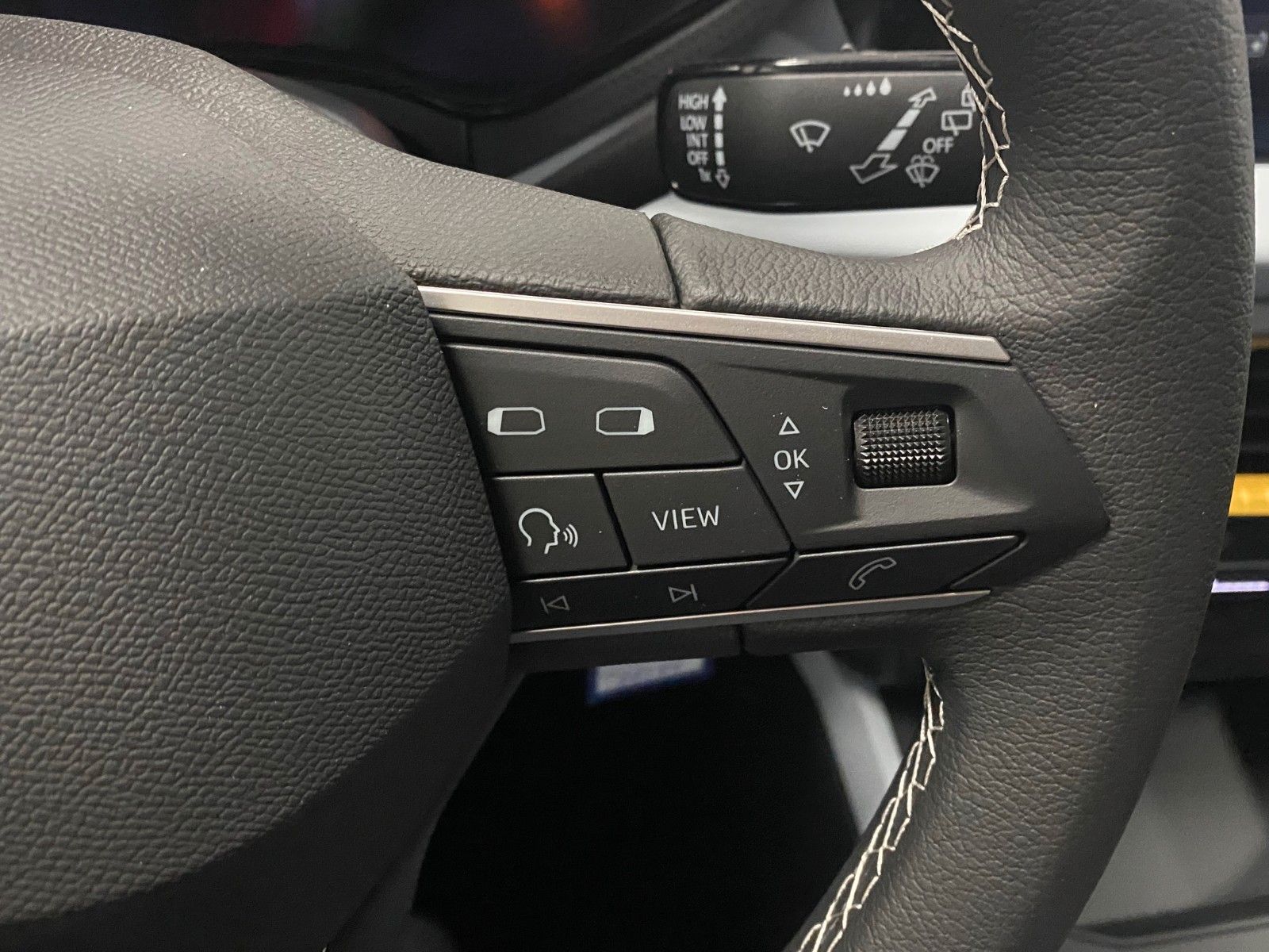 Fahrzeugabbildung SEAT Arona 1.0 TSI DSG STYLE+5 JAHRE GARANTIE+AHK+LED