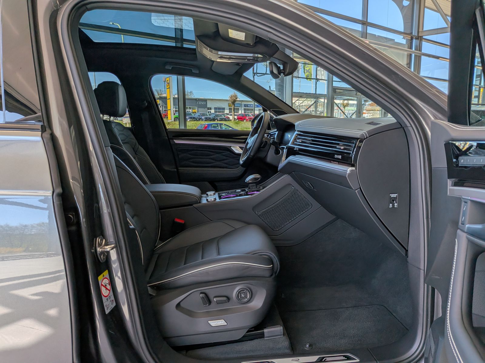 Fahrzeugabbildung Volkswagen Touareg 3.0TDI 4M R-Line VOLL Black 22" UPE 114T