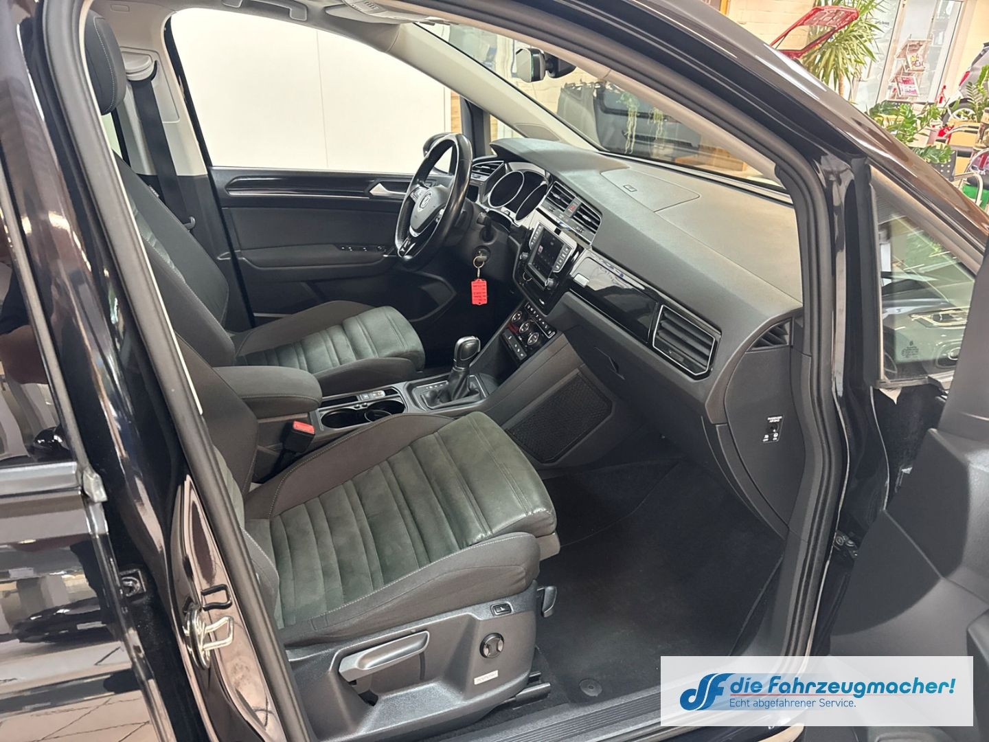 Fahrzeugabbildung Volkswagen Touran Comfortline TDi  DSGPano LED Navi Massage