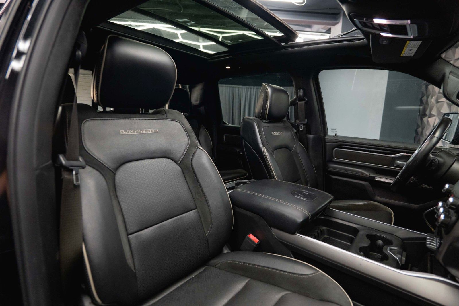 Fahrzeugabbildung Dodge RAM 5.7 V8 HEMI 4x4 Night LARAMIE Pano LED 19%