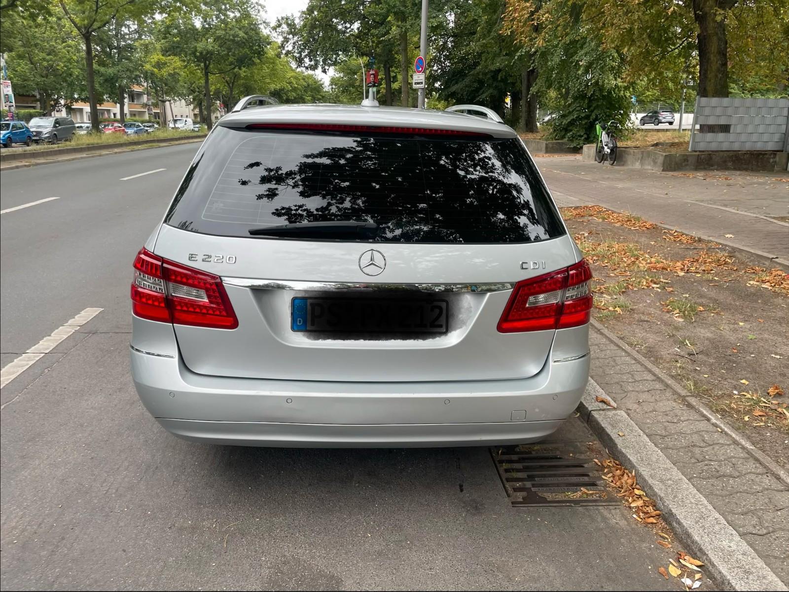 Mercedes-Benz E220 2011 — photo 13