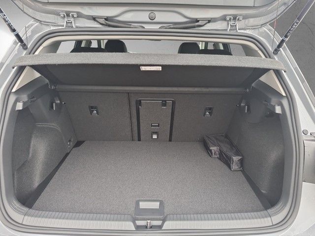 Fahrzeugabbildung Volkswagen Golf VIII TSI Move LED Navi AID RFK SH LM