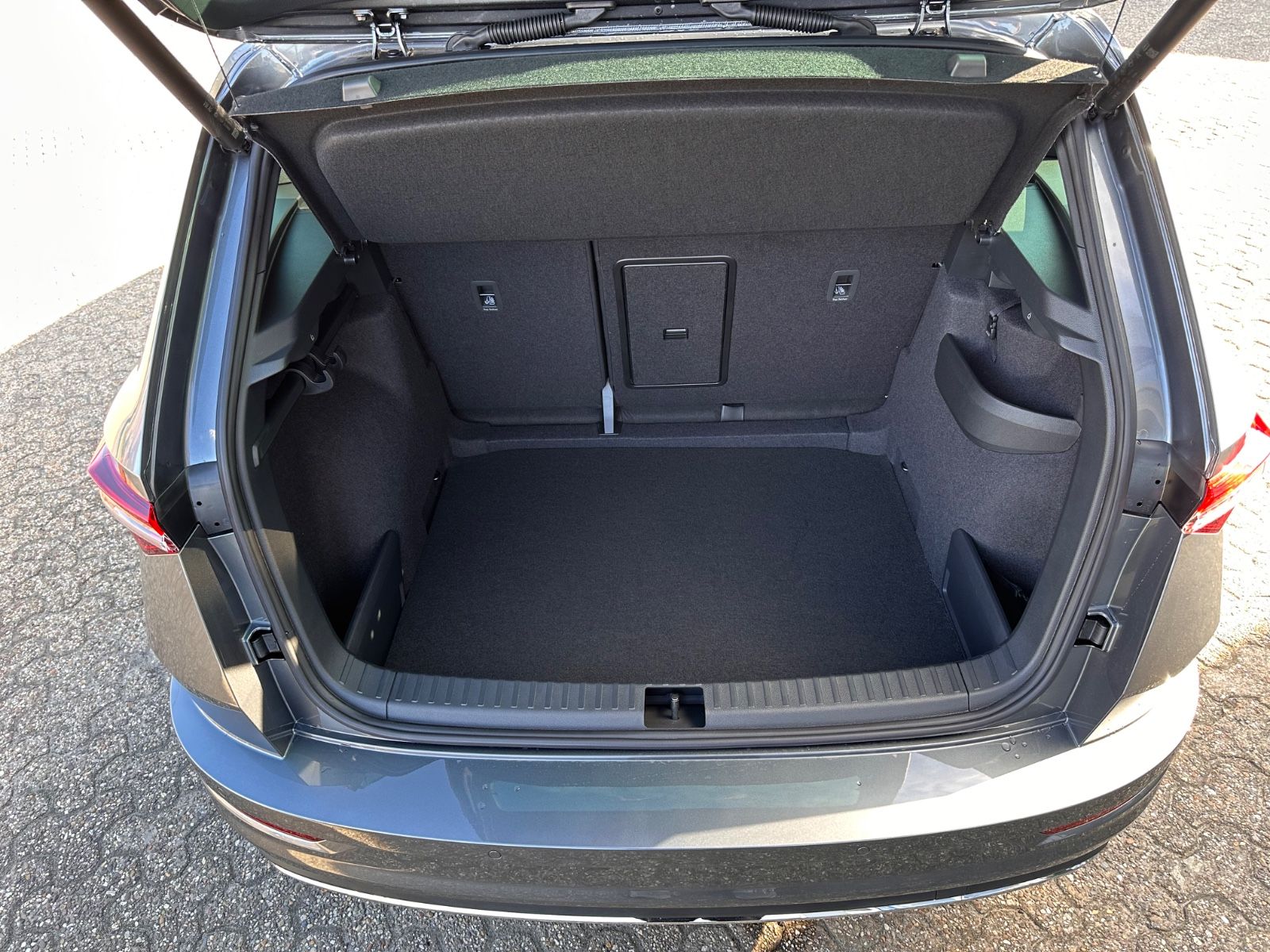 Fahrzeugabbildung SKODA Karoq Sportline 1.5 TSI DSG MATRIX/AHK/ACC/Navi