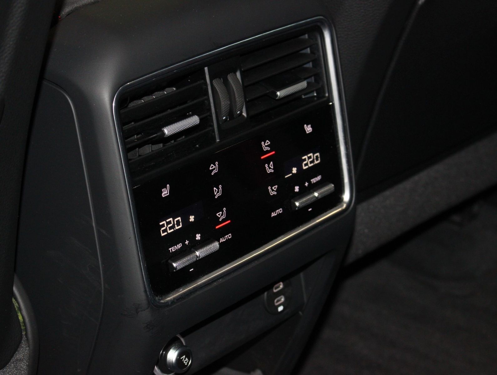 Fahrzeugabbildung Porsche Cayenne GTS Sport Chrono+Sport Design+HUD+ACC