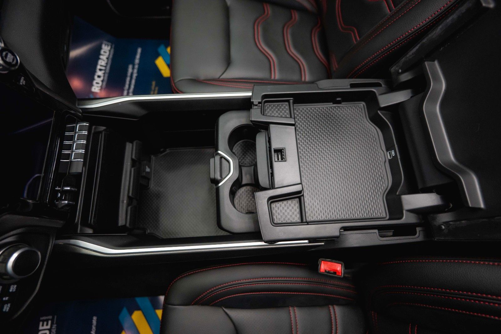 Fahrzeugabbildung Dodge RAM 5.7 V8 HEMI 4x4 OFFROAD Night-Edition *Pano*