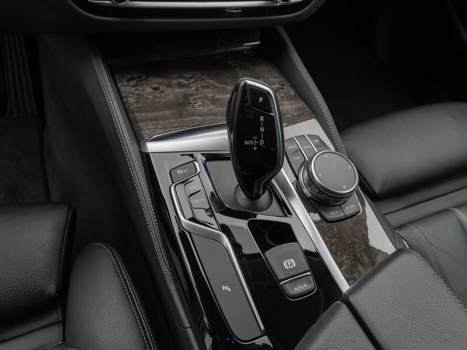 Fahrzeugabbildung BMW 520d Luxury Line Kamera HUD H/K Massage DisplKey