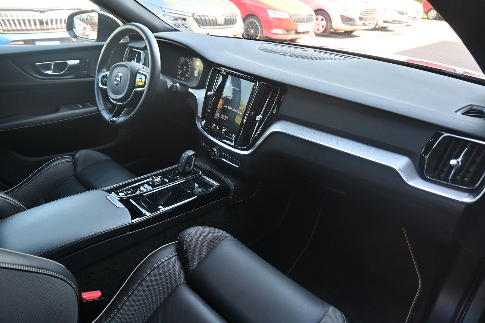 Fahrzeugabbildung Volvo V60 T8 TE AWD R-Design*LED*DAB+*CAM*H&K*STHZ