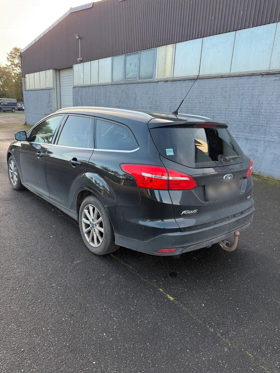 Ford Focus 2015 — rear view