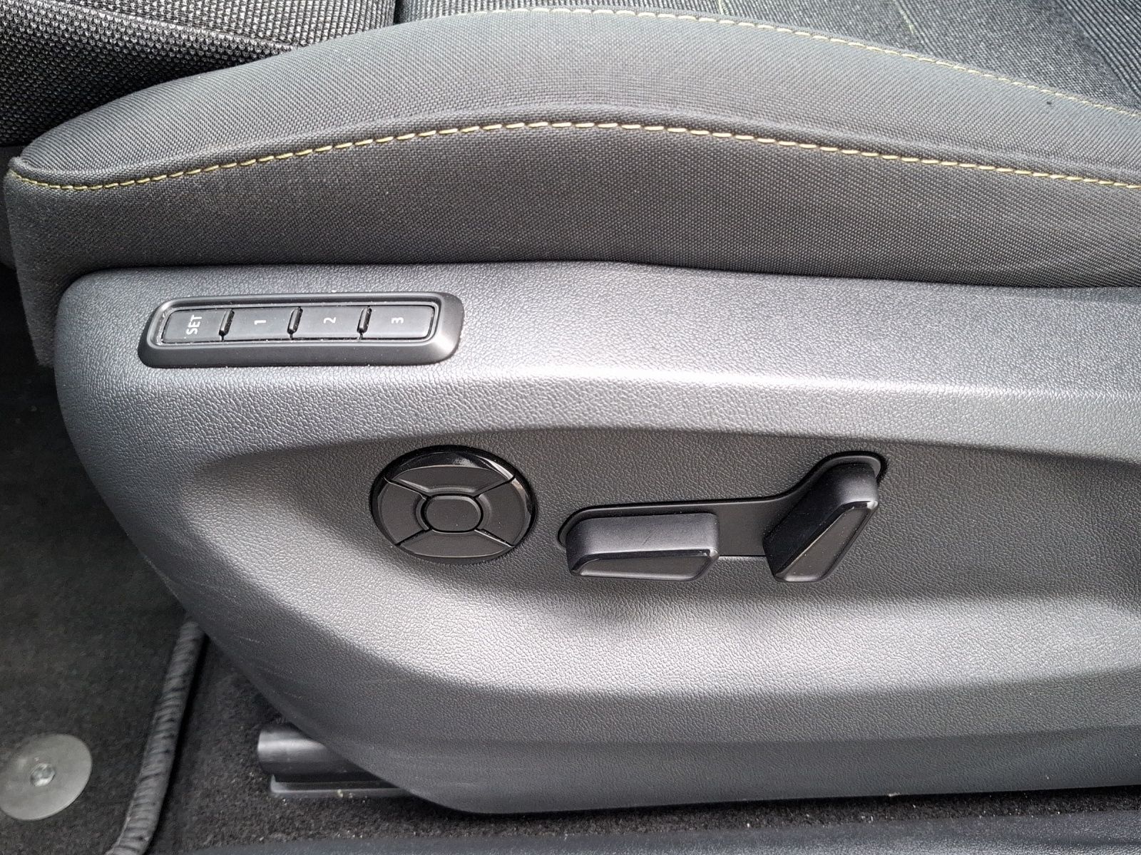 Fahrzeugabbildung SKODA Kodiaq TSI Selection DSG 4x4 7-Si Matrix AHK Nav