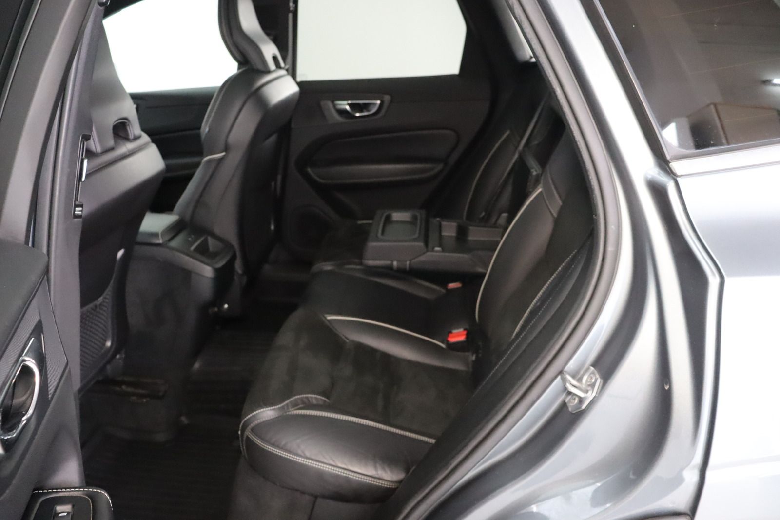 Fahrzeugabbildung Volvo XC60 D4 AWD R - Design aus 1. Hand