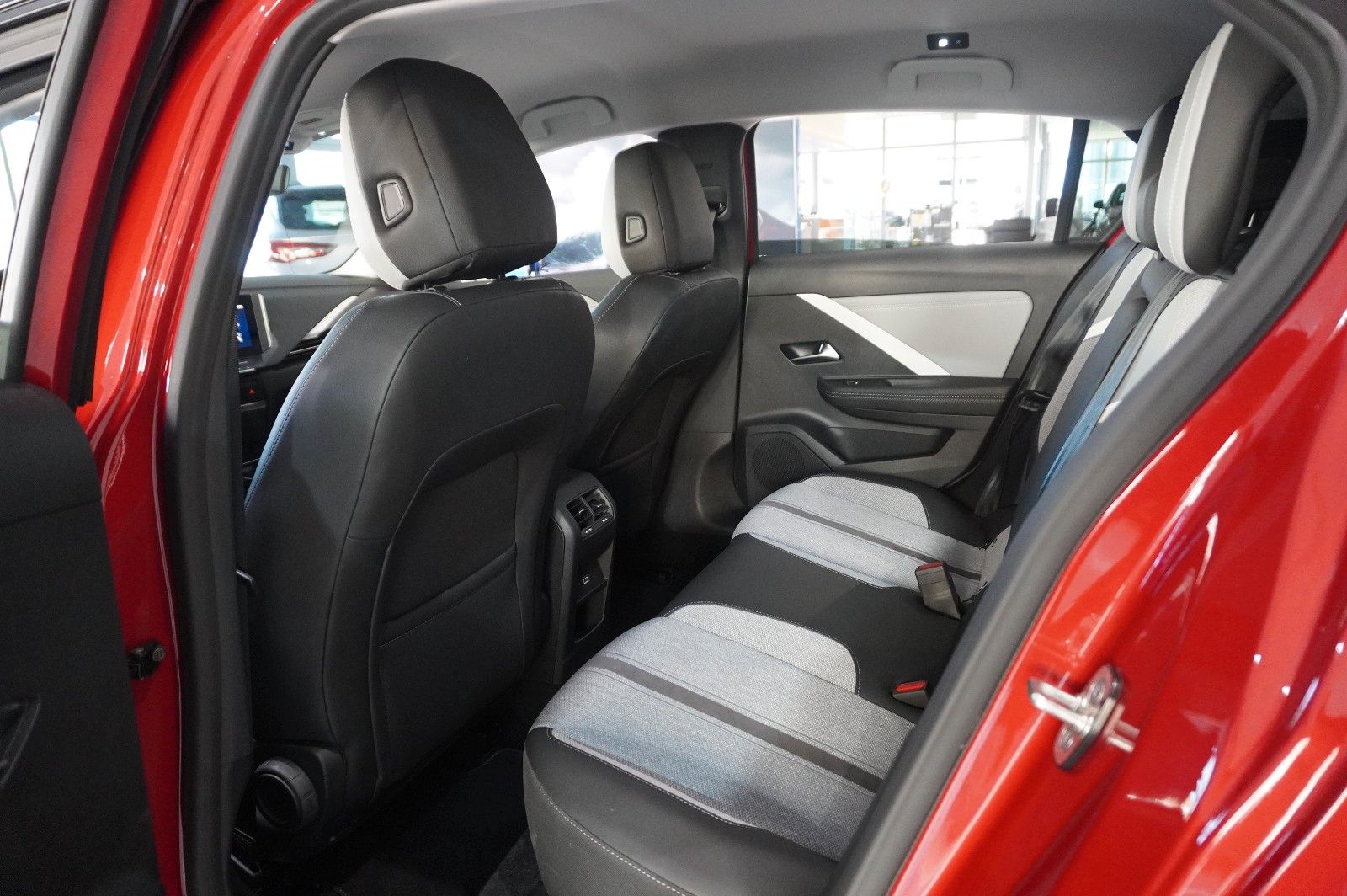 Fahrzeugabbildung Opel Astra L Lim. 1.6 HYBRID ELEGANCE NAVI/KAMERA/AHK