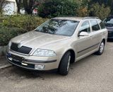 Skoda Octavia Combi 1.6 FSI tiptronic Elegance - Skoda Octavia aus 2005: Kombi