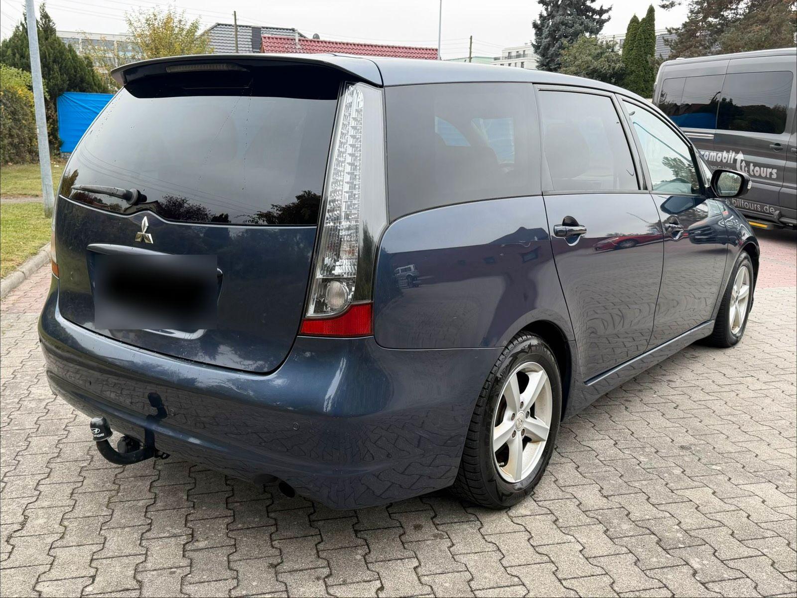 Mitsubishi Grandis 2004 — rear view