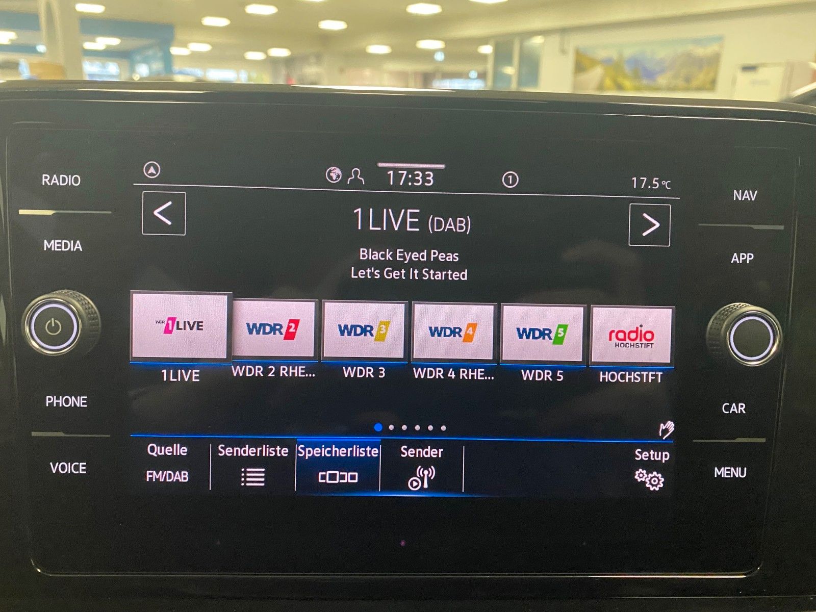 Fahrzeugabbildung Volkswagen T-Roc 1.5 TSI DSG R-Line+ACC+AHK+19"+KAMERA+LED+