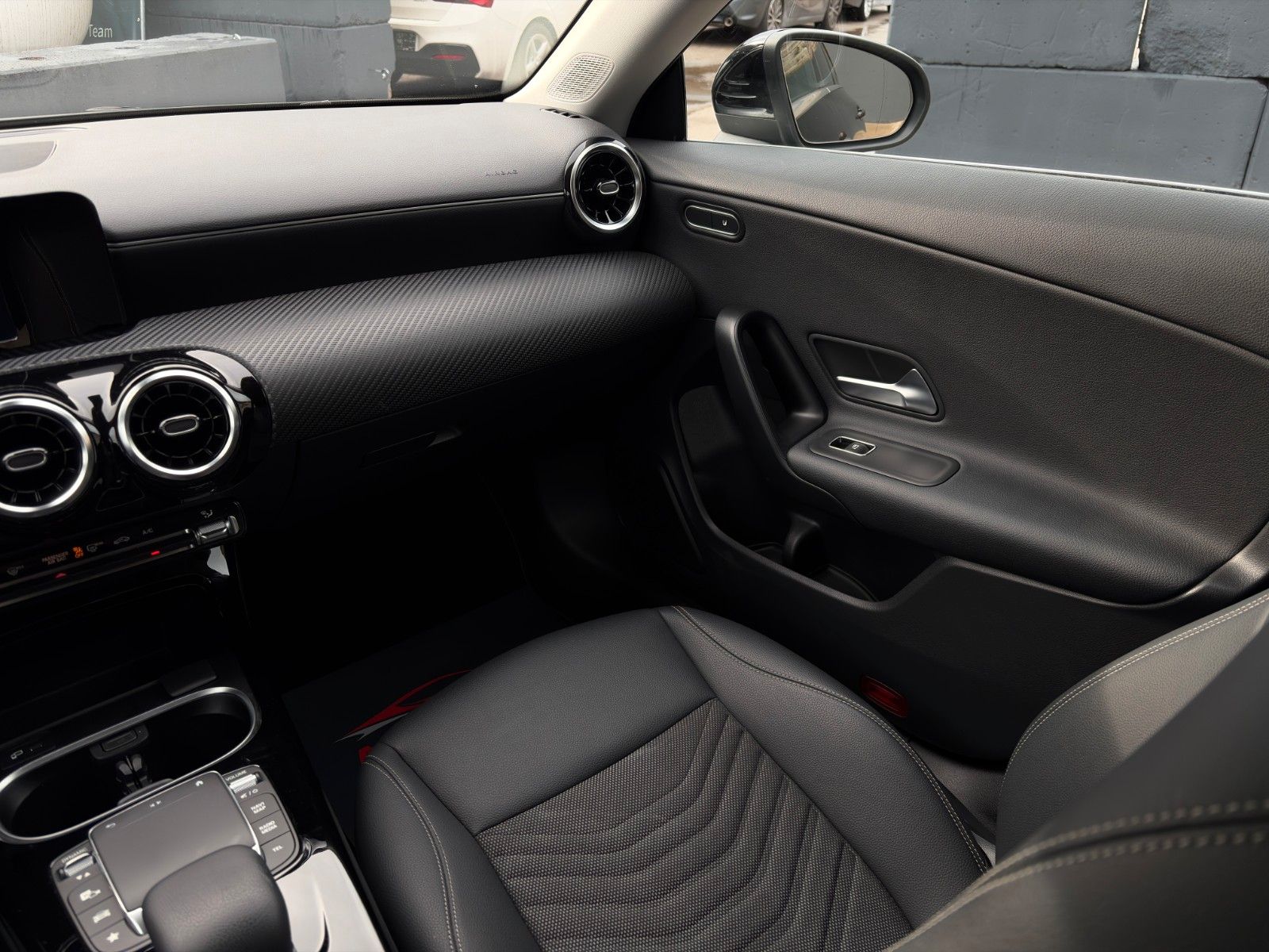 Fahrzeugabbildung Mercedes-Benz CLA 180 SB SHZ LKA TEMP MBUX Navi Wifi CarPlay