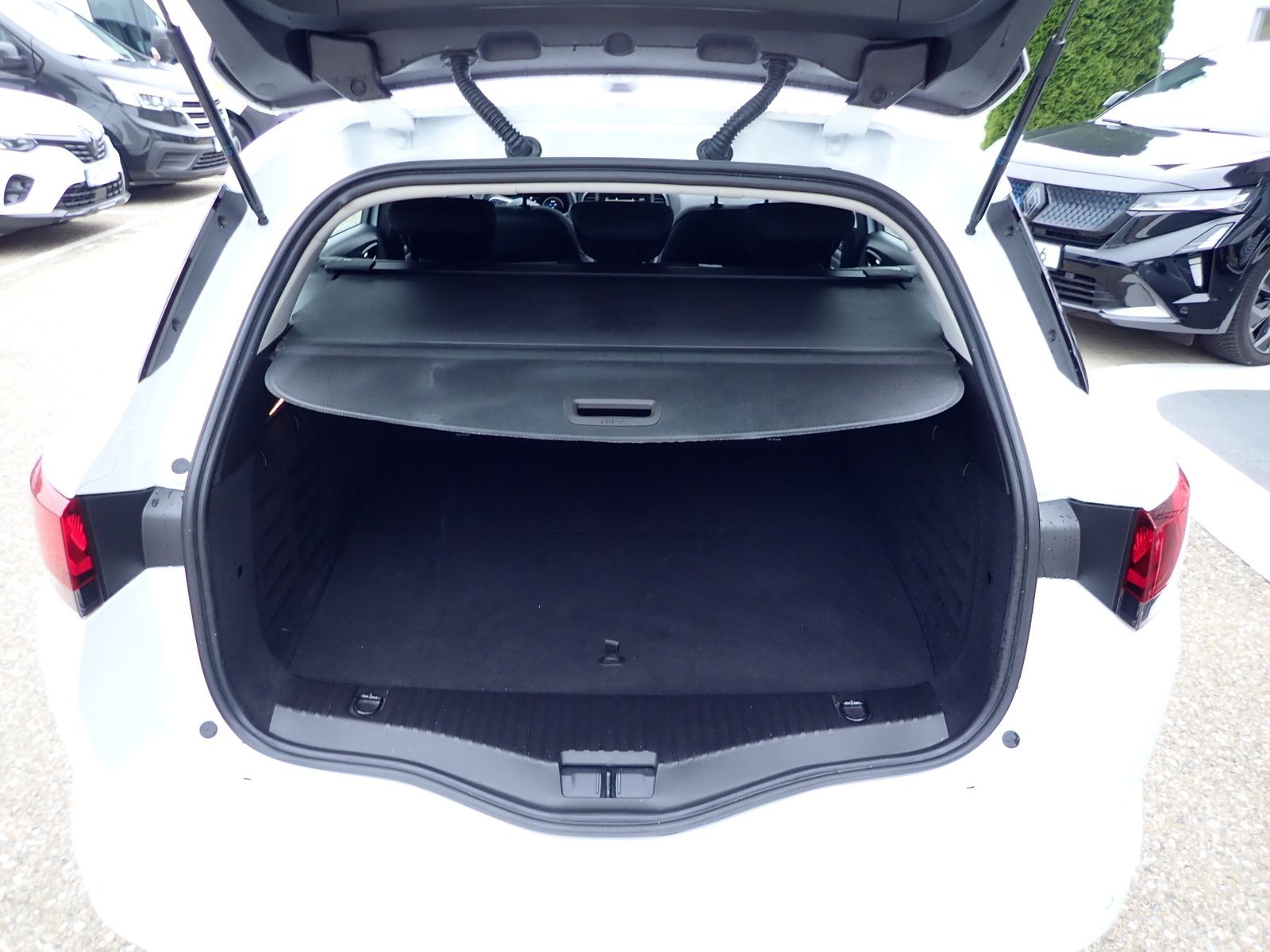 Fahrzeugabbildung Renault Megane E-TECH Grandtour Equilibre E-TECH PLUG-IN