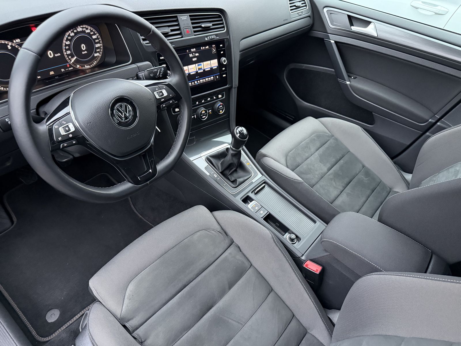 Fahrzeugabbildung Volkswagen Golf 1.5 TSI Comfortline BMT NAV+DIGDISPLAY+2HD