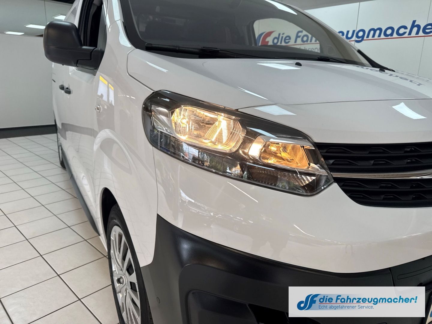 Fahrzeugabbildung Opel Vivaro Kasten -e Elegance L 75 kWh HUD Navi Appl