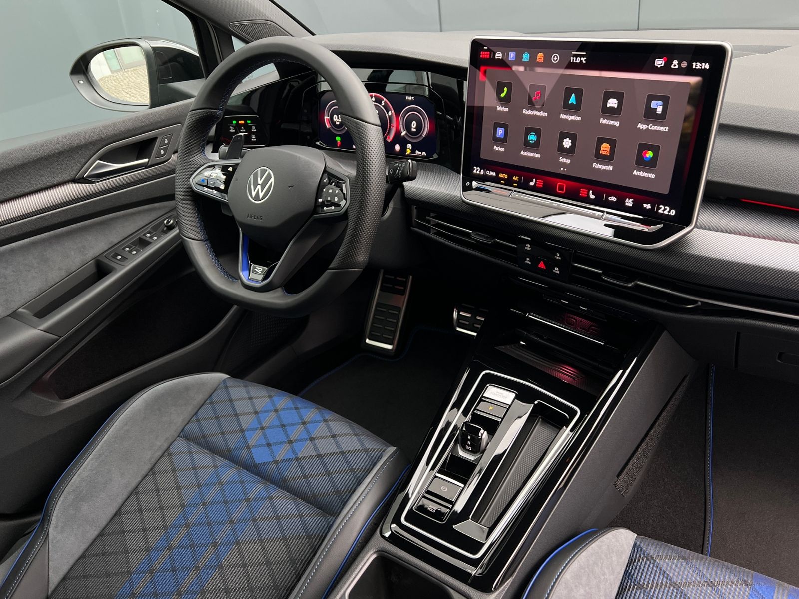 Fahrzeugabbildung Volkswagen Golf VIII R 2.0 TSI DSG 4MOTION *IQ.Light, Black