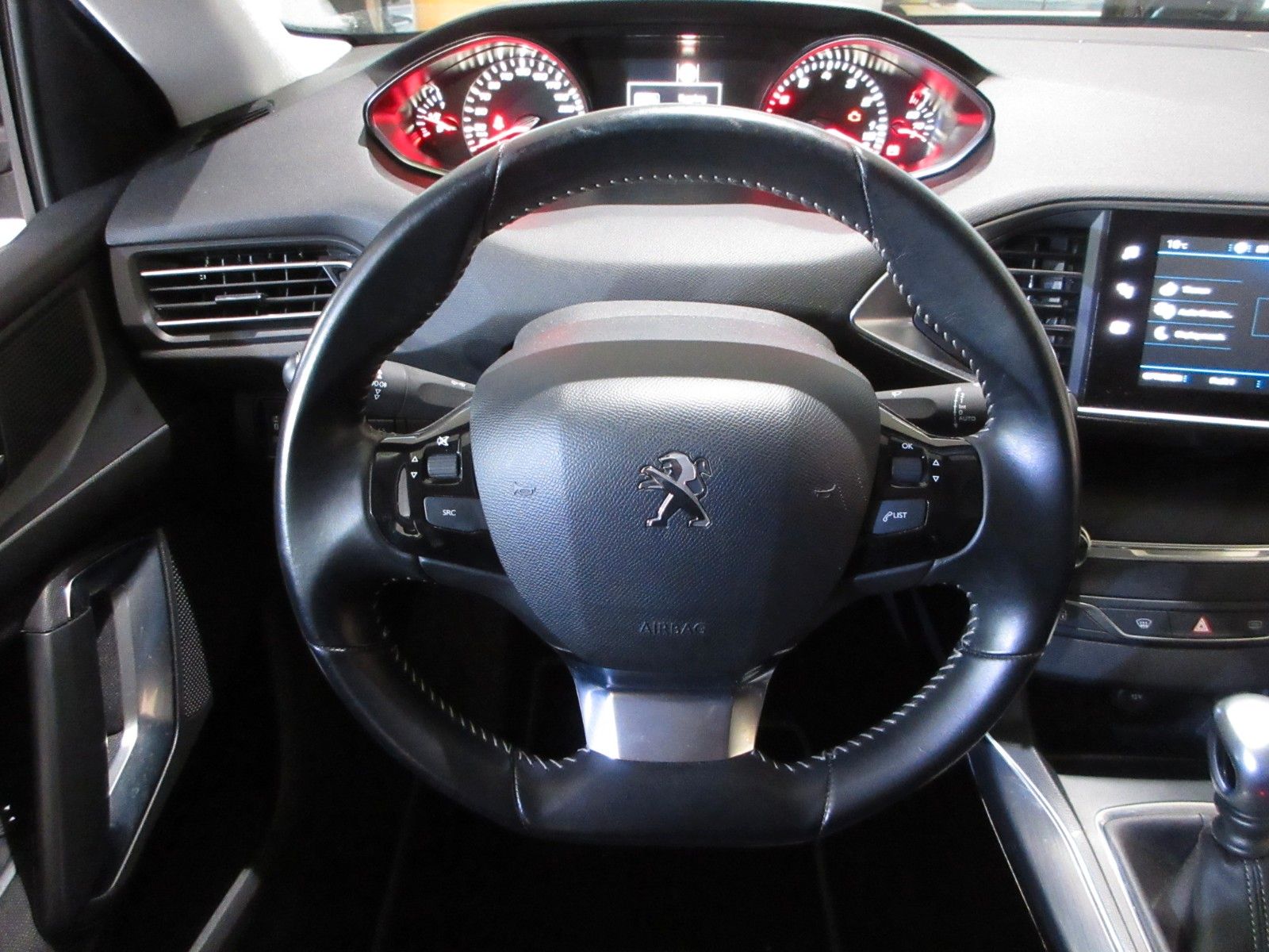 Fahrzeugabbildung Peugeot 308 SW Allure 1.2T LED/NAVI/PDC/R´CAM/BLIS