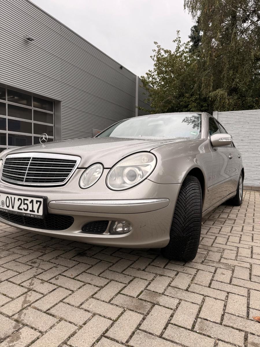 Mercedes-Benz E200 2005 — салон