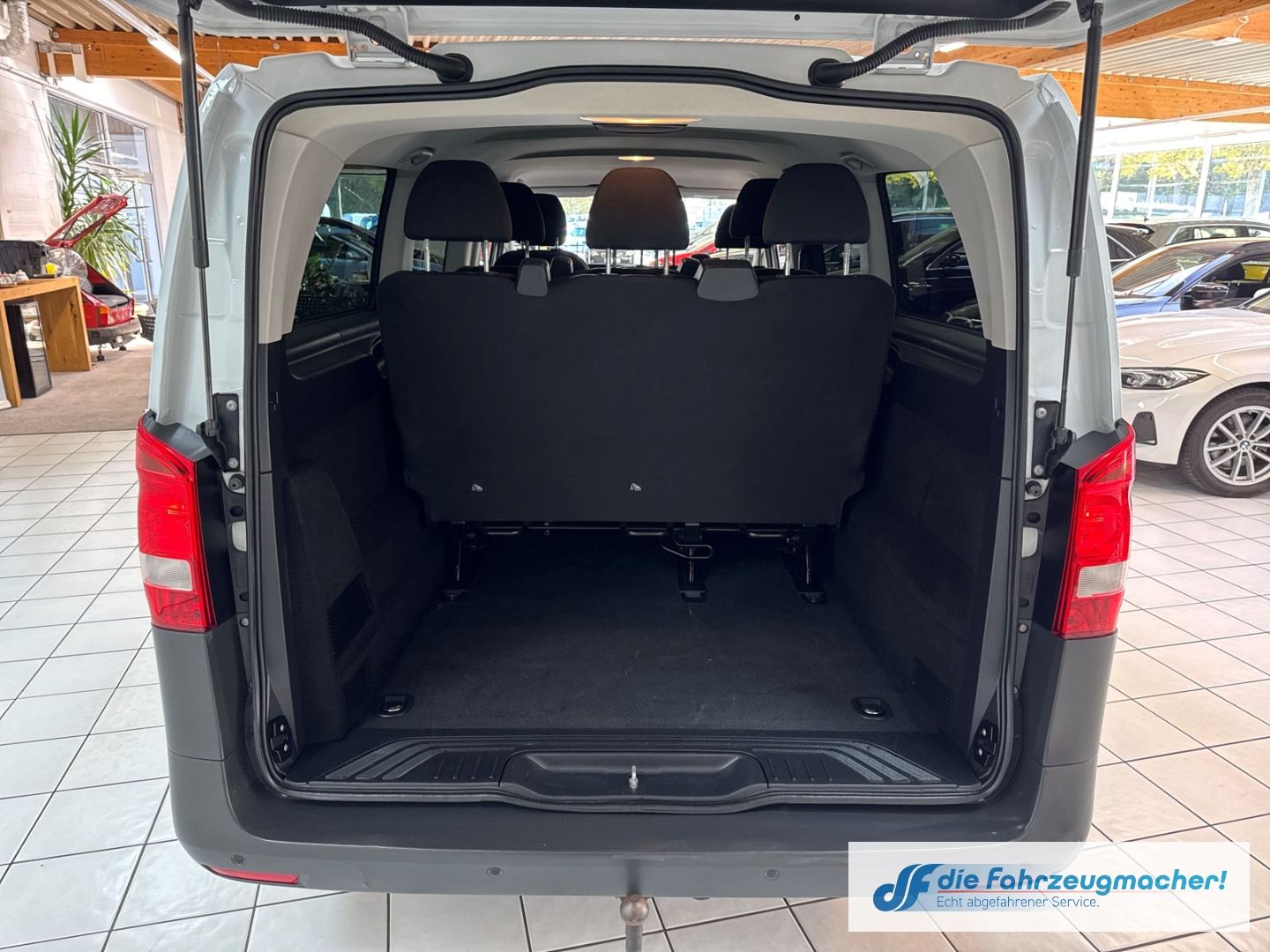 Fahrzeugabbildung Mercedes-Benz Vito Tourer 111CDI 9.Sitz. Extralang AHK Parklen