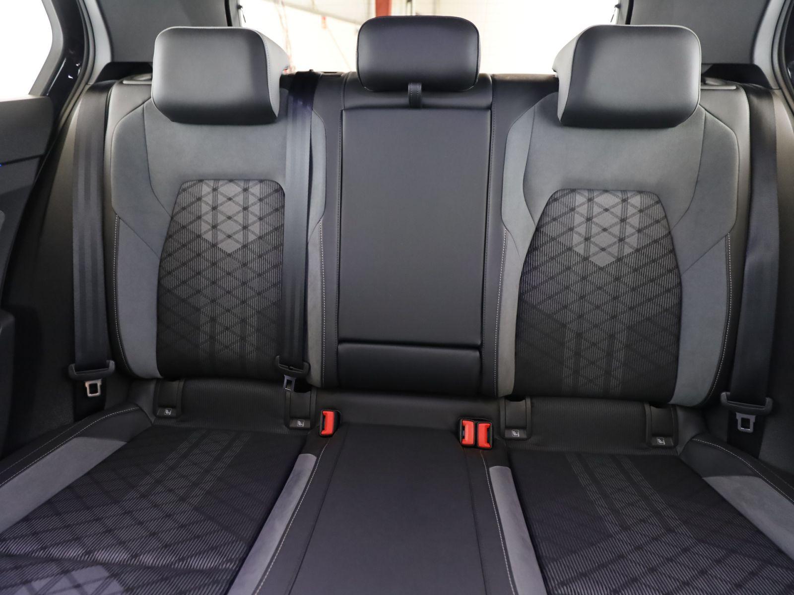 Volkswagen Golf VIII 1.5 eTSI R-Line LED+PDC+SitzH+Navi+App, миниатюра 18