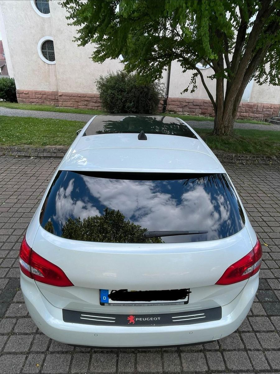 Peugeot 308 2015 — вигляд ззаду