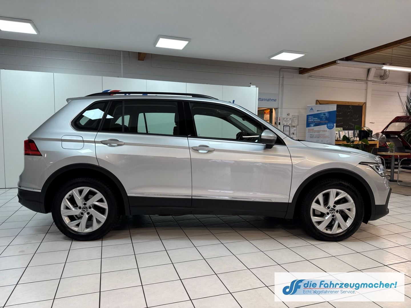 Fahrzeugabbildung Volkswagen Tiguan Life 4Motion StandHZG AHK-klappbar Navi L