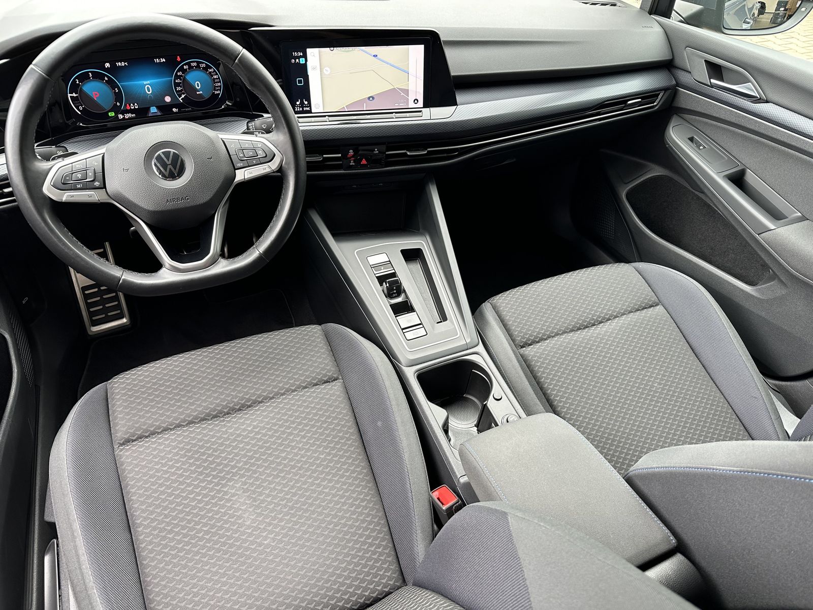 Fahrzeugabbildung Volkswagen Golf 2.0 TDI DSG United NAV+LED+ACC+AHK+DIGDISP