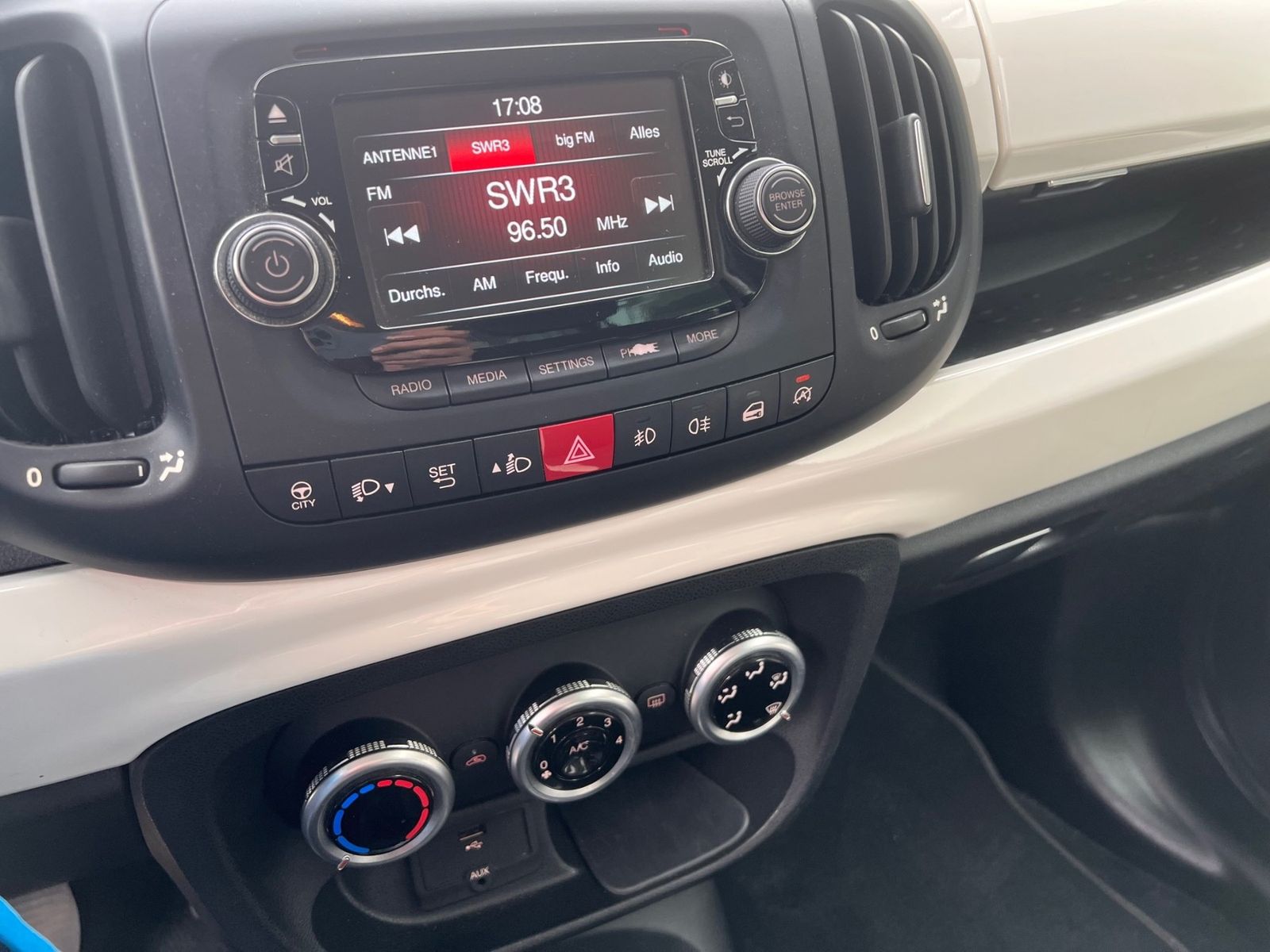 Fahrzeugabbildung Fiat 500L Trekking 1.6 16V EPH SHZ Klima Freispr.