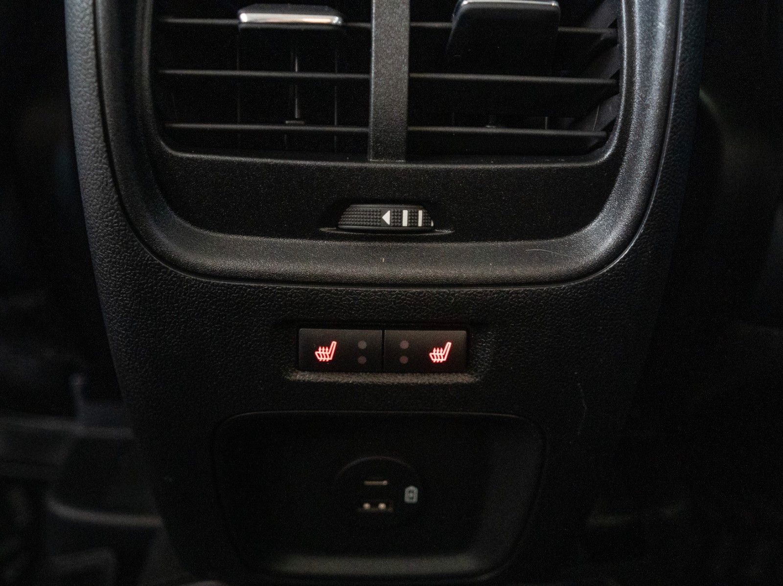 Fahrzeugabbildung Ford Kuga Titanium X 4x4/WINTER-P/LED/AHK/NAVI/B&O