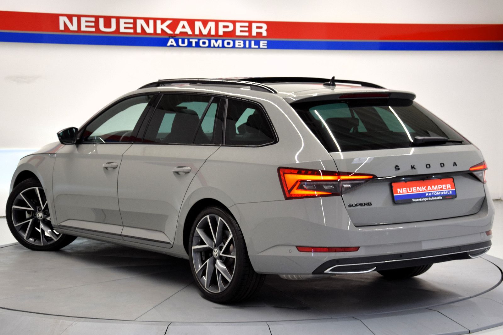 Fahrzeugabbildung SKODA Superb Combi Sportline 2.0 TSI DSG Pano ACC Memo