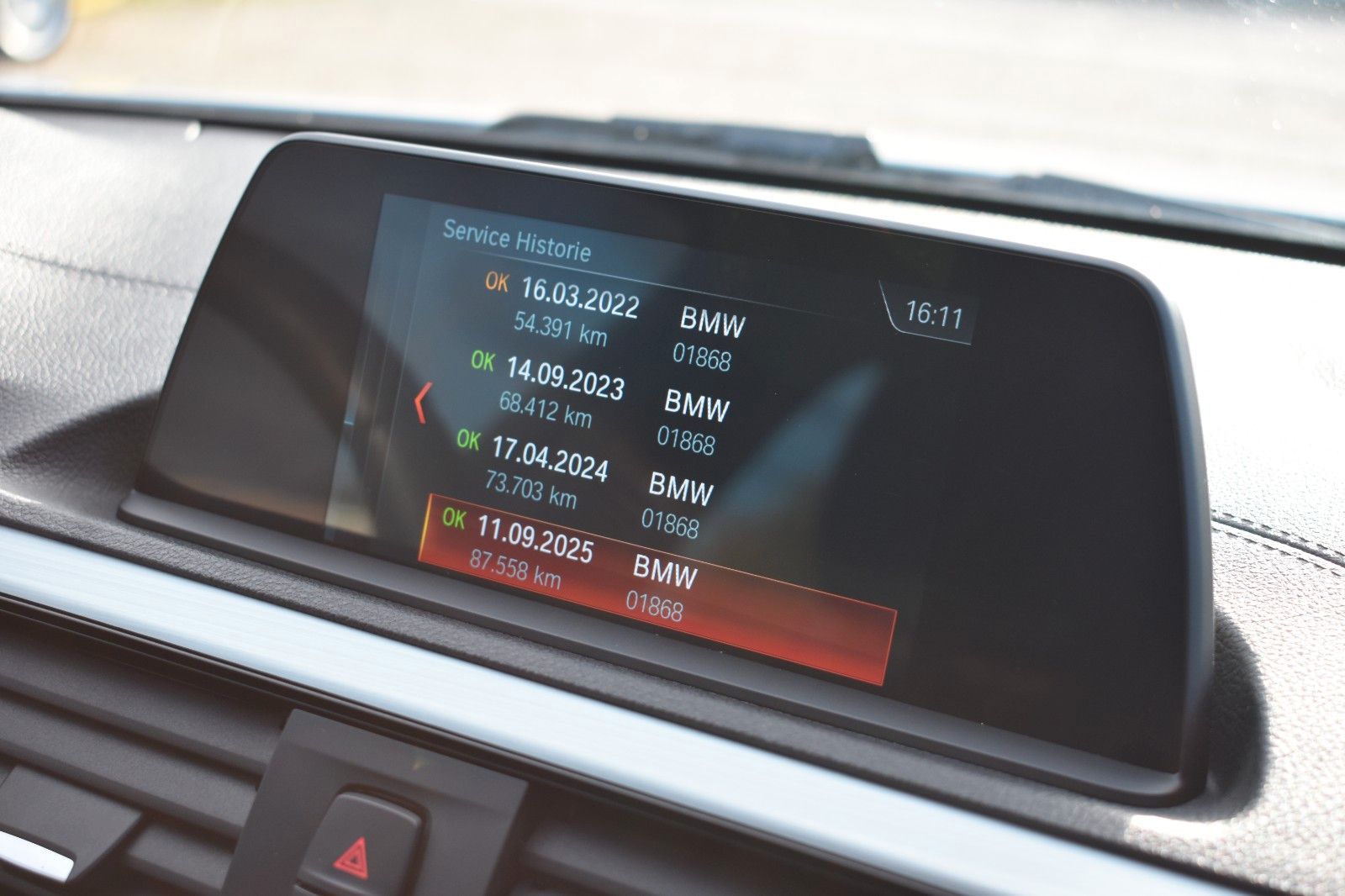 Fahrzeugabbildung BMW 118i Lim. Edition M Sport Shadow Navi Leder LED