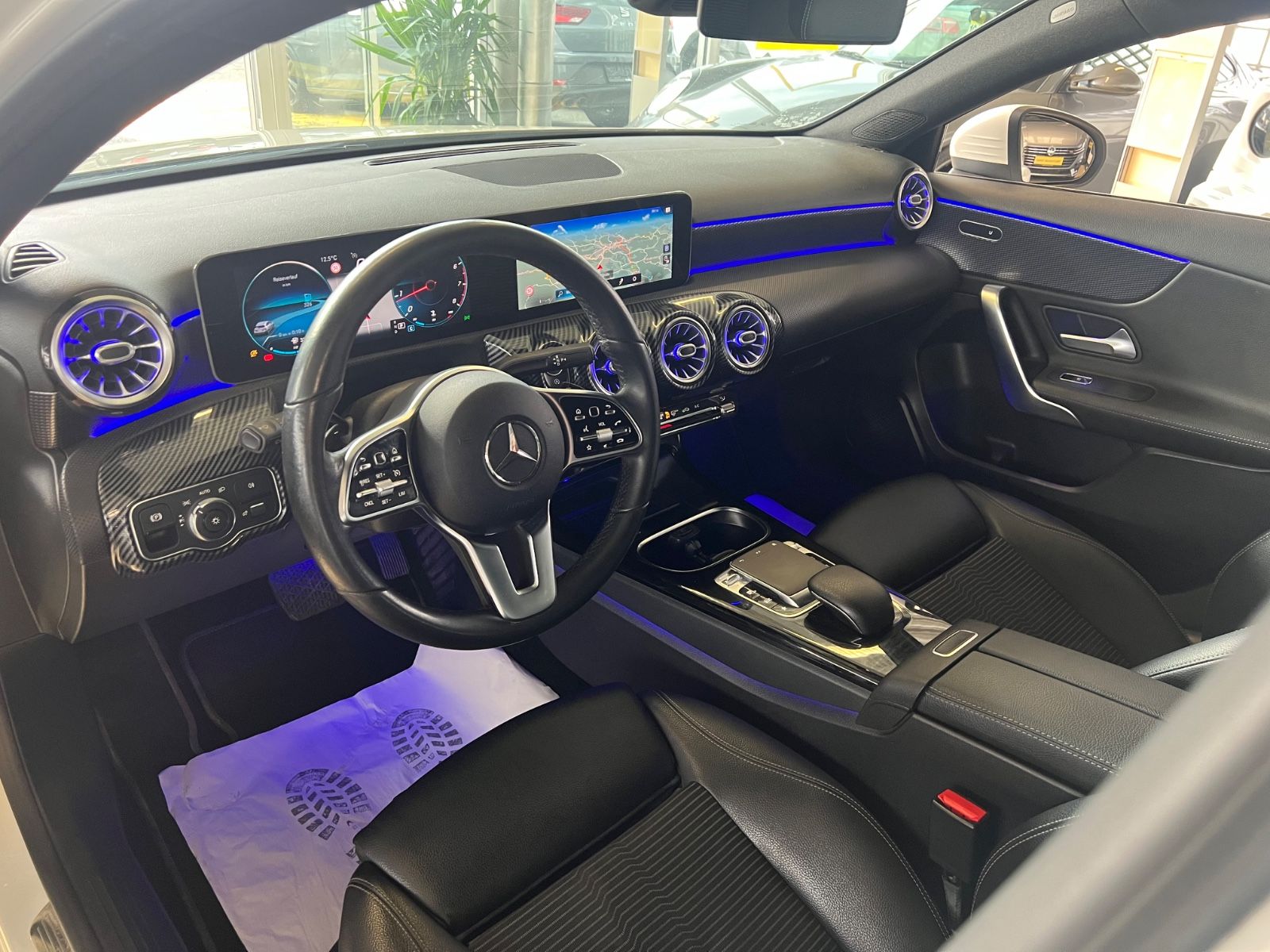 Fahrzeugabbildung Mercedes-Benz A 200 *AMBIENTE*WIDESCREEN*KAMERA*CARBON*LED*