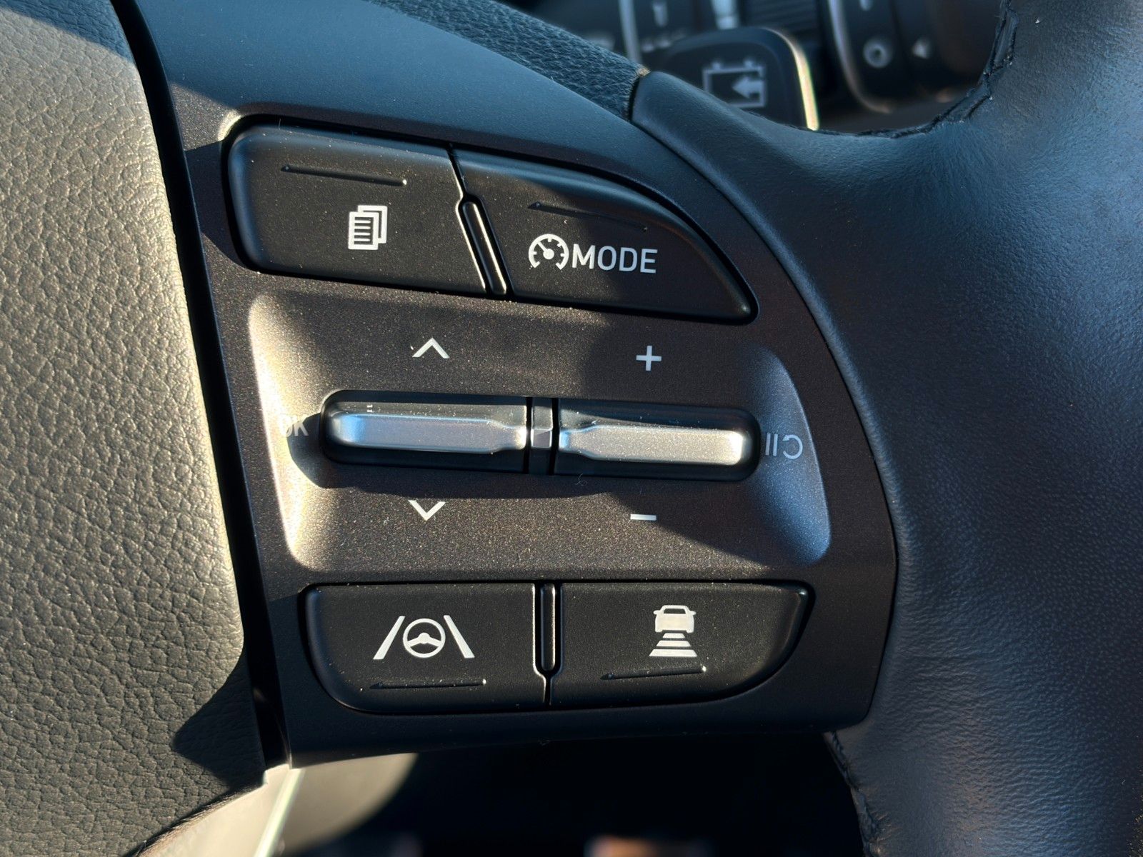 Fahrzeugabbildung Hyundai KONA E Select ACC Cam PDC LFA LKA LHZ SHZ