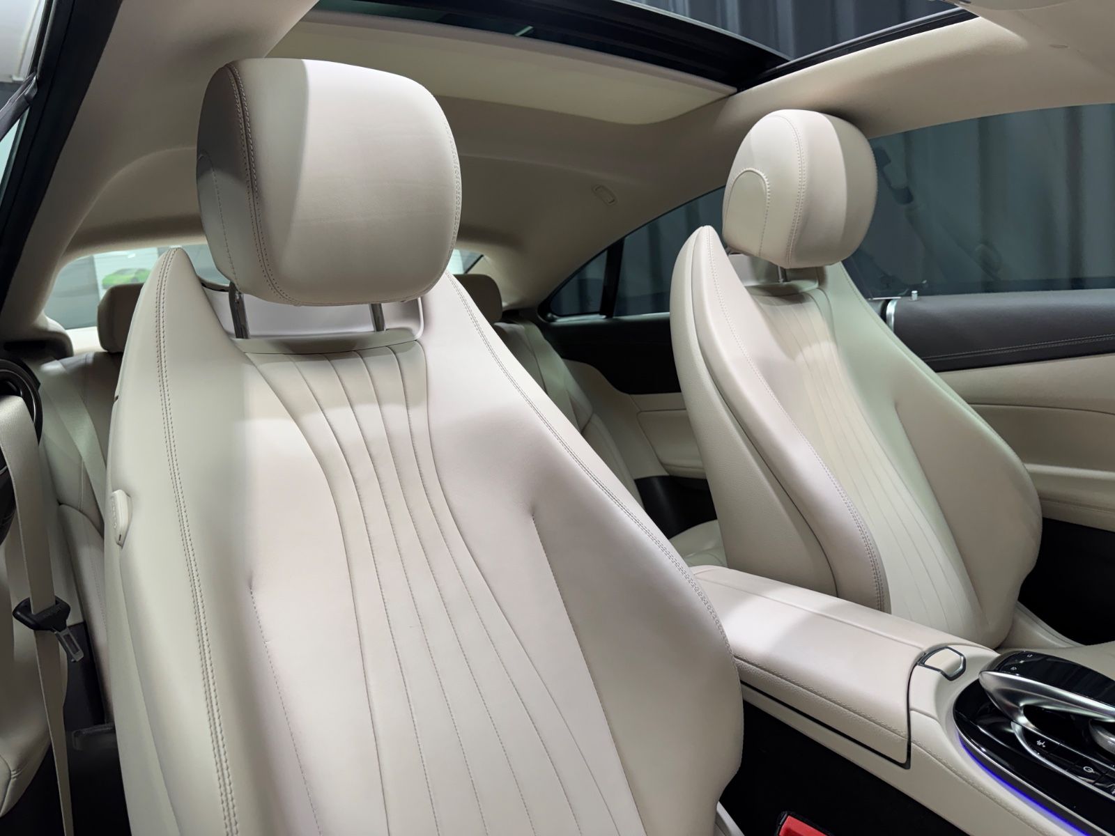 Fahrzeugabbildung Mercedes-Benz E 300 Coupe|AMG-LINE|WIDE-SCREEN|PANO|DESIGNO|