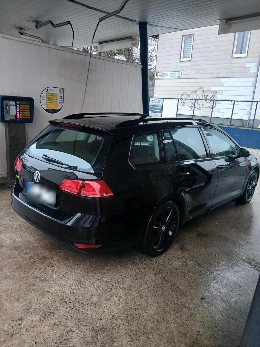 Volkswagen Golf 2015 — rear view
