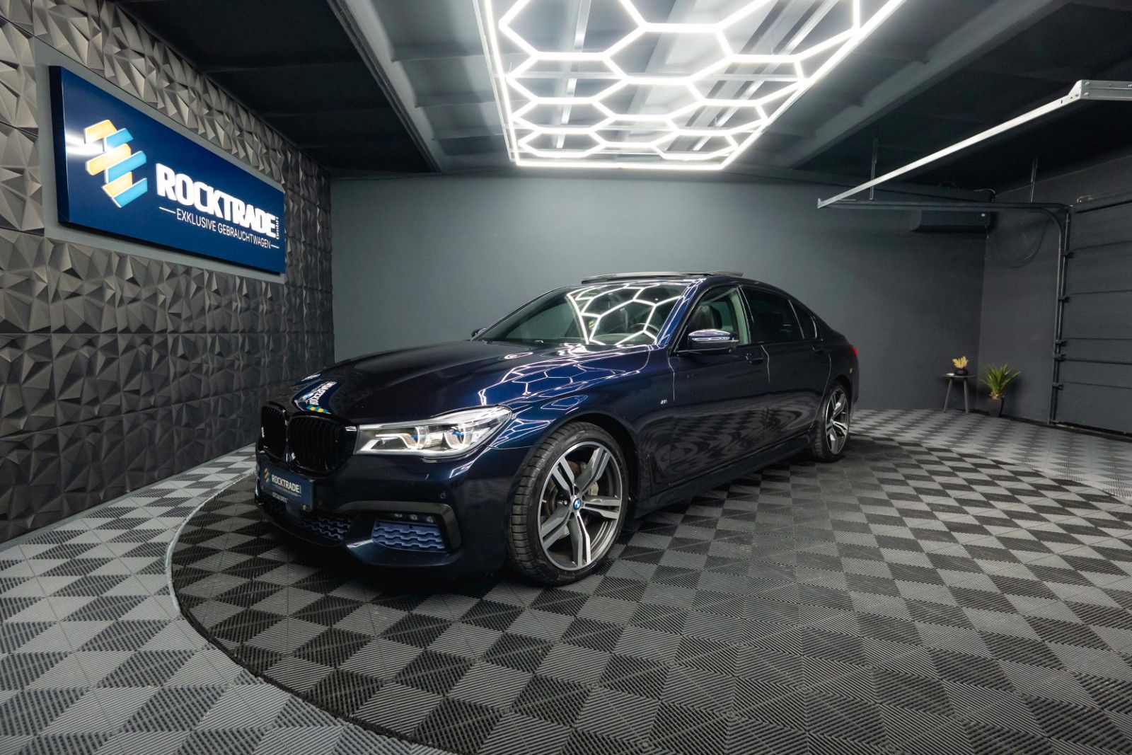 Fahrzeugabbildung BMW 730d L xDrive M Sport Shadow | 100% Option | 19%