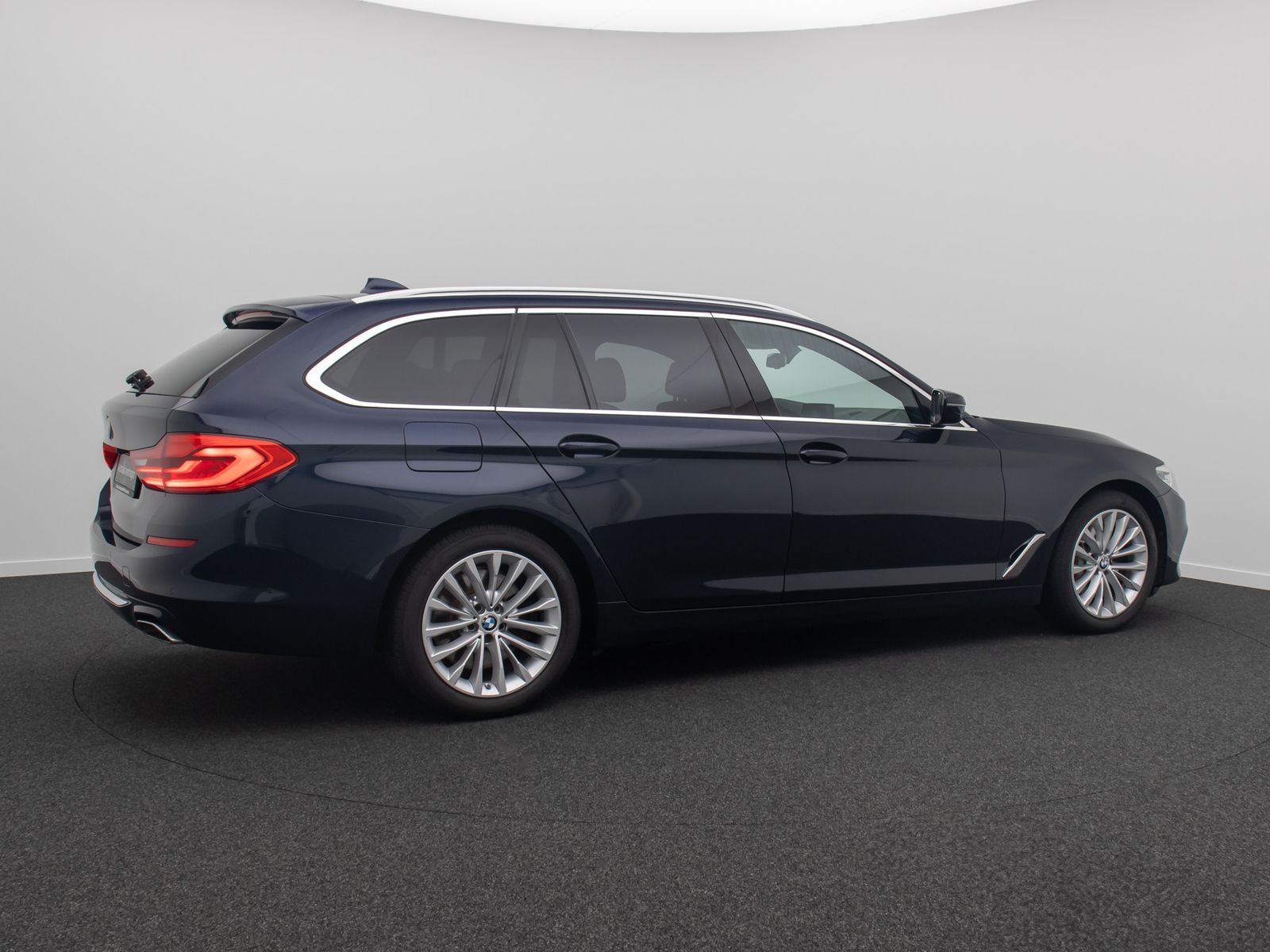 Fahrzeugabbildung BMW 540i xD LuxuryLine HUD Kamera HiFi Alarm Komfort