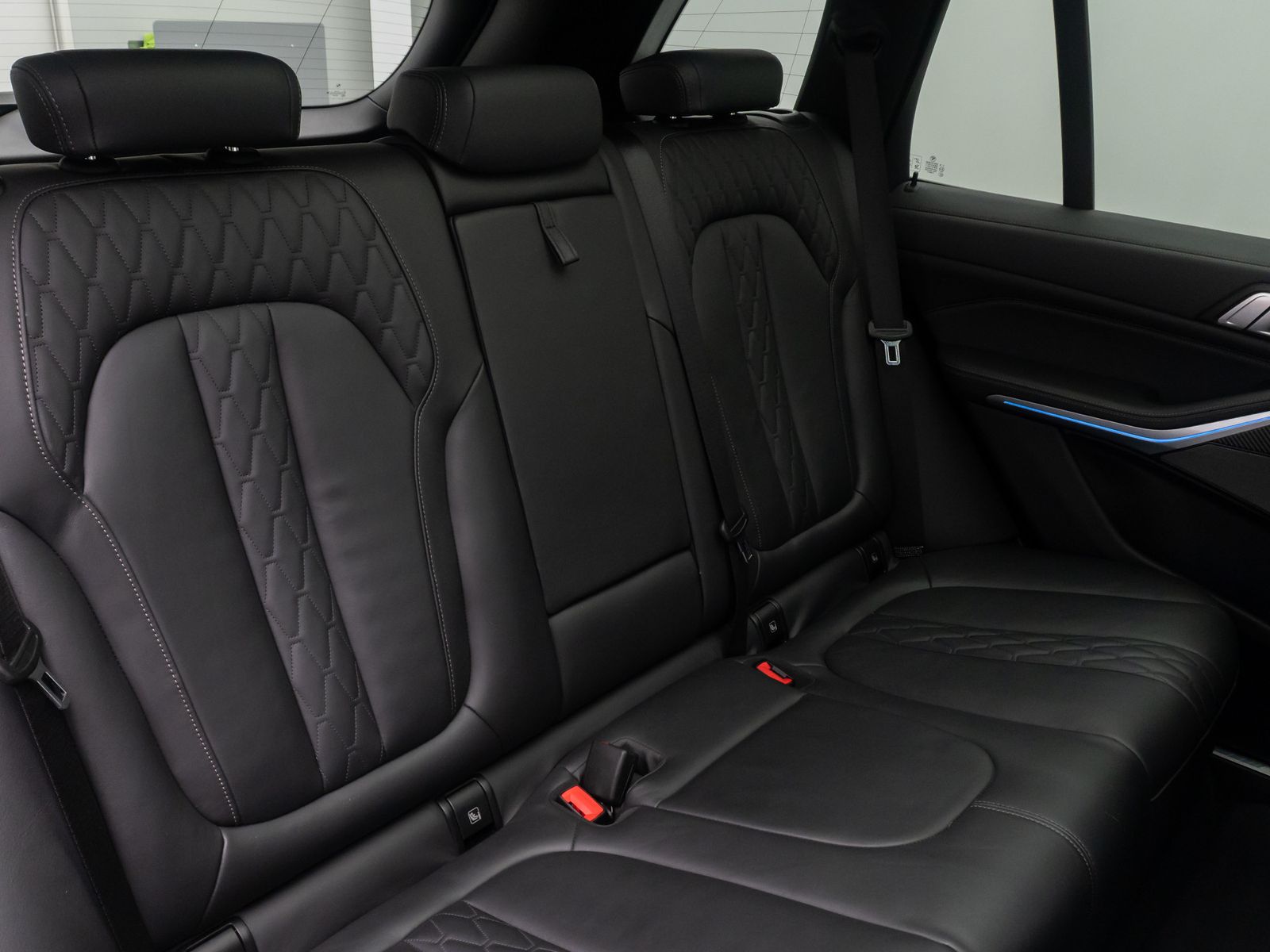 Fahrzeugabbildung BMW X5 xD45e M Sport HUD 360°Laser DAB SkyLounge H/K