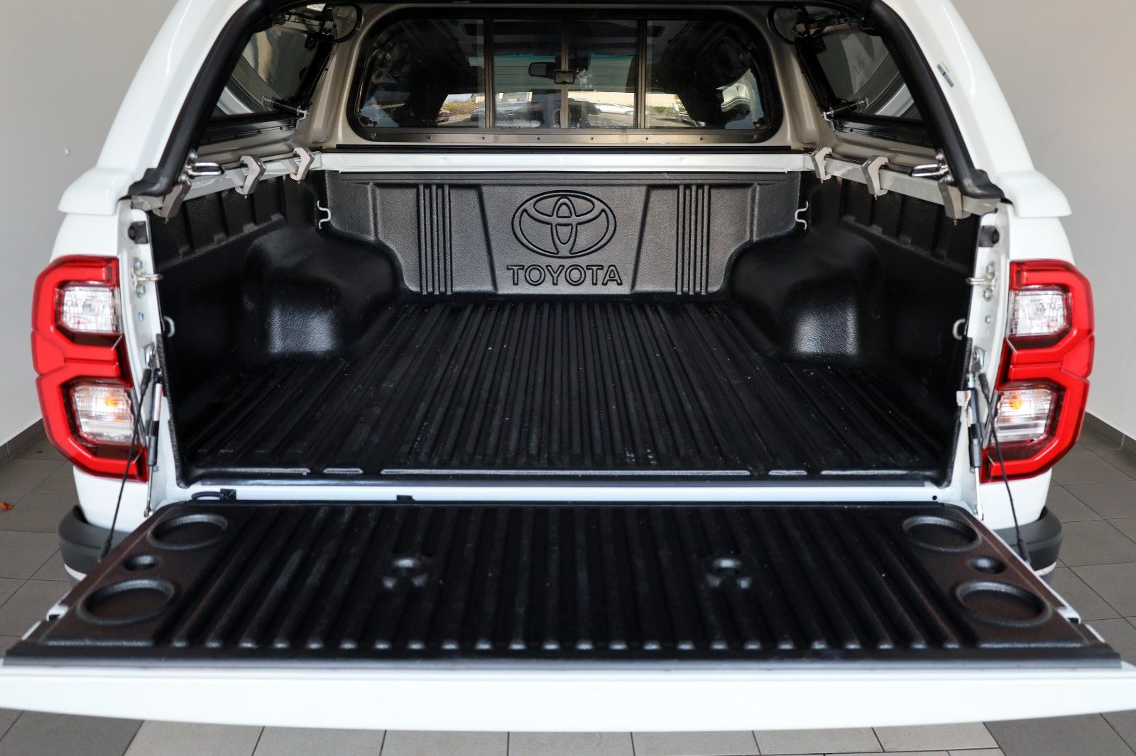 Fahrzeugabbildung Toyota Hilux 2.8 Executive,Leder,Navi, HardTop,LED,Kam.