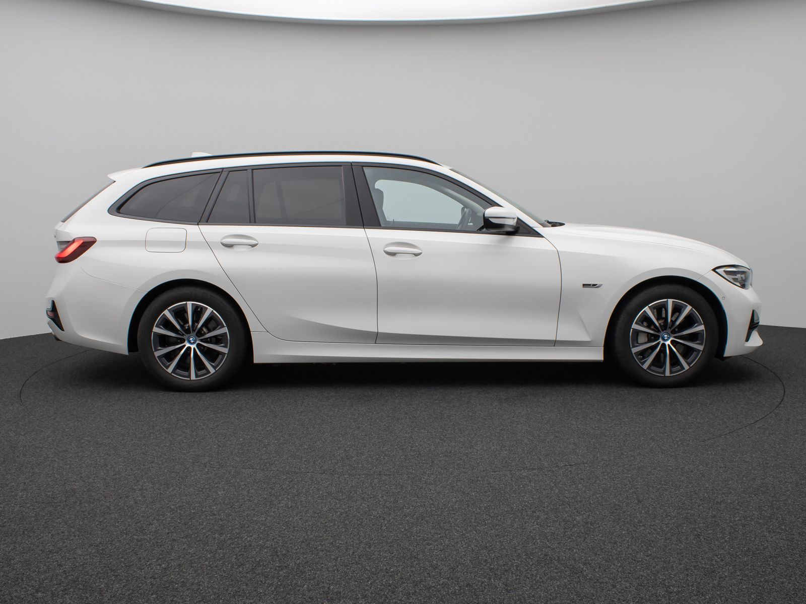 Fahrzeugabbildung BMW 330e DAB CockPitPr Lenkrhz PDC Stop&Go Alarm AHK